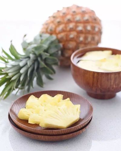 菠萝 菠萝含有蛋白酶,一种天然的酶,被用于许多牙齿美白产品中.